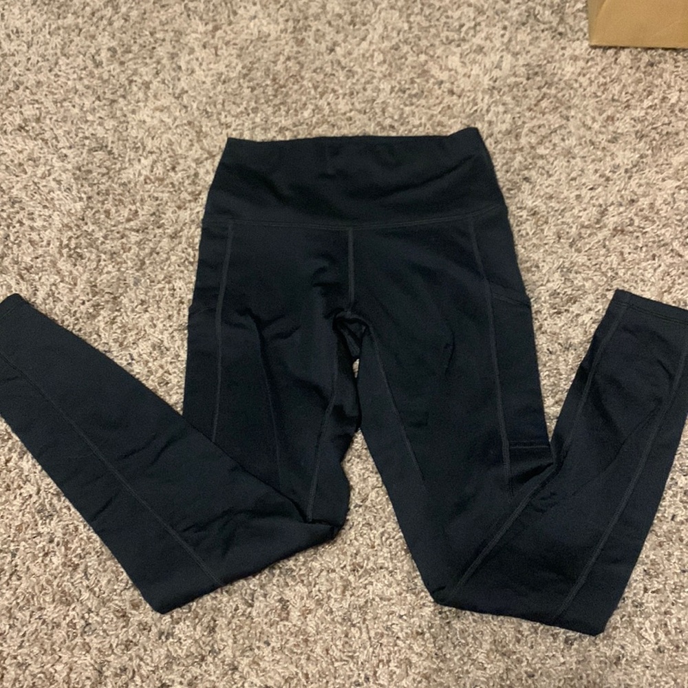 Black leggings with pockets on the side
